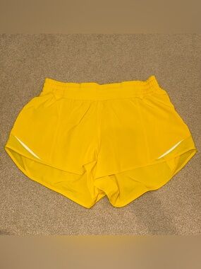 LULULEMON HOTTY HOT HIGH RISE 2.5” LEMON LUSH SHORTS NEW NO LINER